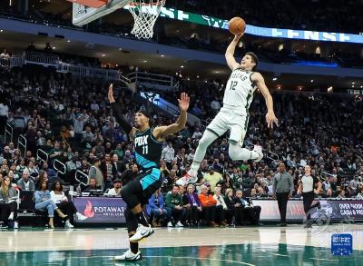 NBA常规赛：雄鹿胜开拓者