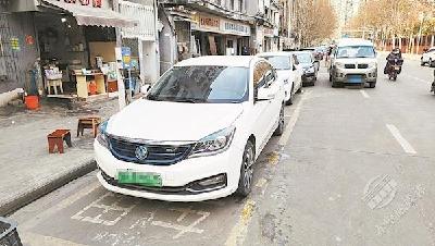 路边充电为何有的还要收停车费 运营公司：因部分泊位尚未完成转接