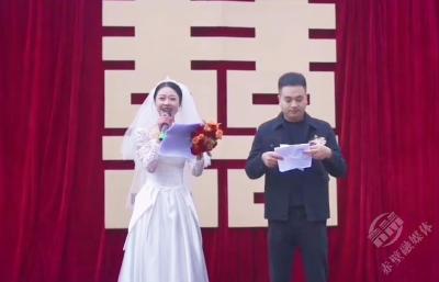 新人花160元搭台自己主持婚礼 至少节省一万元 自己开心最重要