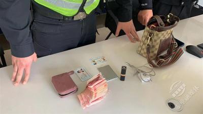 女子不慎将皮包遗落在共享电动车上，襄阳巡警迅速帮寻回