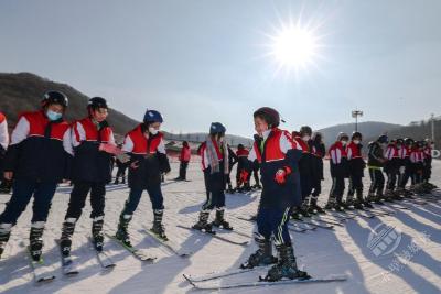 新学期第一周 吉林市13所中学在滑雪场上体育课