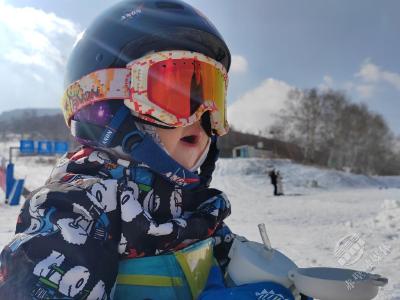 追光丨北京冬奥会开幕式上那个滑雪萌宝 可以飞台子啦　
