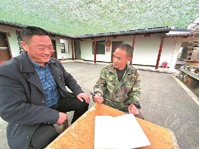 湖北襄阳农户收养聋哑少年 共同生活28年 村民说“他们把他当亲儿子一样”