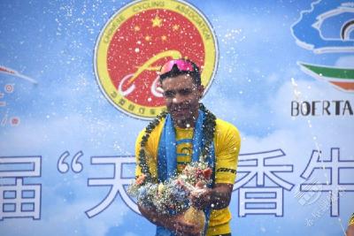 环赛里木湖自行车赛迎来“皇后赛段” 阿尔瓦罗“三衫加身”