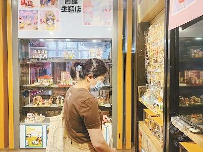 8岁以下不能购买 8岁以上须监护人同意才能购买 江城部分门店贴出盲盒消费提示