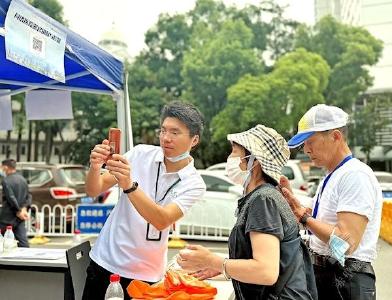 一天400余人对生命接力说“我愿意” 夫妻俩登记成为器官捐献志愿者
