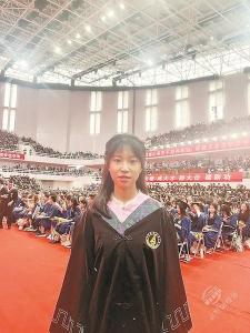毕业典礼上 学霸将四年奖学金捐给母校