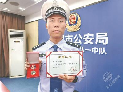 武汉市公安局授予韩靖二等荣誉奖章 他在接受极目新闻专访时表示“跳桥救人是这辈子最骄傲的事”