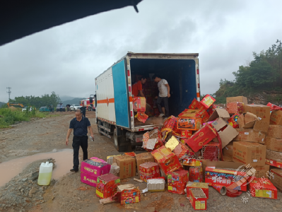 赤壁市应急管理局开展非法烟花爆竹集中销毁行动