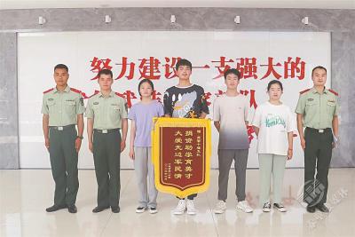 十堰5名武警战士资助4名高中生3年