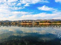 赤壁：白云如羽蓝天高