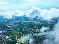 赤壁：白云如羽蓝天高