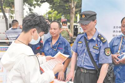 居民身边的城管路长为民解忧