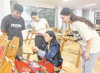 扎根恩施26年 将青春献给山区职业教育 土家妹子带职校生登上最高领奖台