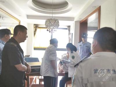 被执行人装病拒不腾退房屋 干警请医生拿担架 拆穿拖延执行闹剧
