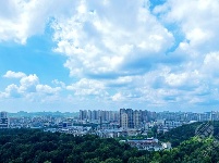 赤壁：白云如羽蓝天高