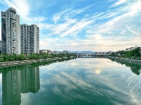 赤壁：白云如羽蓝天高