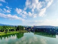 赤壁：白云如羽蓝天高