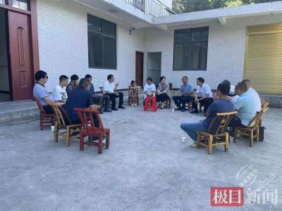 湖北省委政法委看望慰问见义勇为人员及家属