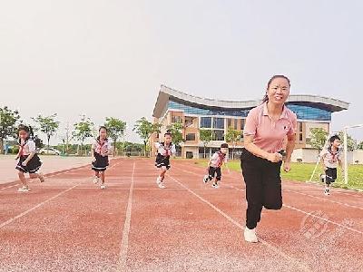 她主动报名成为“走教教师” 全街道小学生都是她的学生