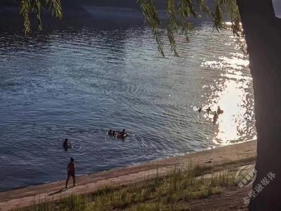  “不要怕，我来了！”57岁的他没有任何犹豫，扑入江中投入这场紧急营救