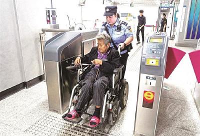 “婆婆您来了，我送您进站” 暖心！女辅警百余次护送七旬婆婆乘地铁就医