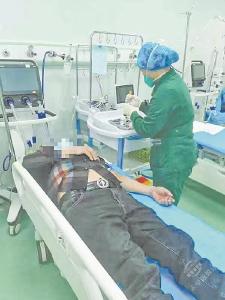 男子散步被狗咬伤出现恐水怕风等症状才到医院求救 医生提醒：被猫狗所伤应及时处置