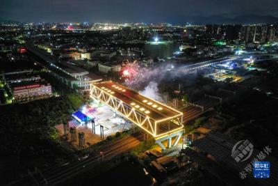 我国首座转体双层公路桥成功跨越运营铁路 