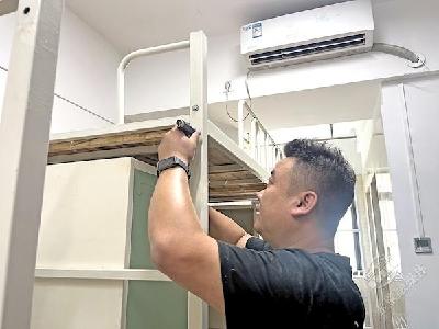 这所高校有心了 8名高个新生喜提定制床铺