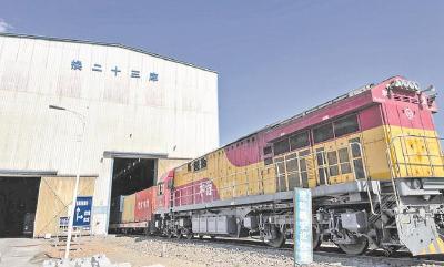 亚洲最大铁路换装库里，中欧班列在这里换“鞋”入境 边境线上崛起“风口之城”