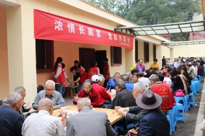 湖北赤壁：社区携手举办“重阳宴” 与老人共度重阳