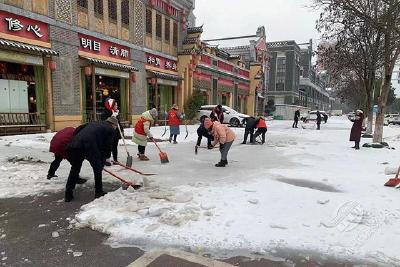 赤马港汪家堡社区：铲冰除雪 排查隐患