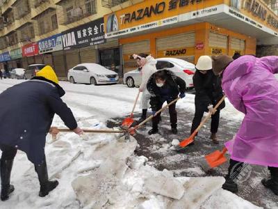 赤马港北站社区：党建引领聚合力 铲冰除雪助升温