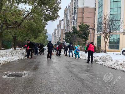 陆水湖街道：“一家人” 铲雪除冰保畅通