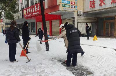 蒲圻街道炭素社区：铲雪除冰有速度 守护民生有温度