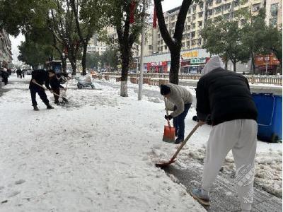 赤马港司法所组织社区矫正对象开展清雪除冰公益劳动