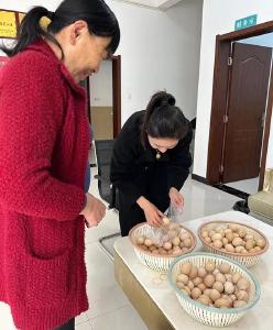 赤马港木田畈社区：阳春三月三 荠菜鸡蛋送健康