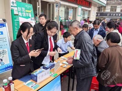 “宪”在照亮 赤壁法院开展“12.4”宪法宣传活动