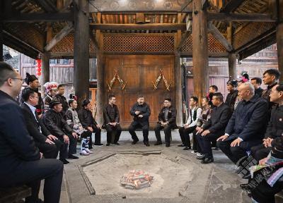 学习进行时丨习近平总书记的“板凳座谈会”