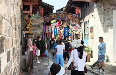 千米古街引万人来“泡” “纯粹”成为其“出圈”密码