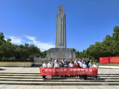 感悟红色经典，追随英烈足迹 赤壁镇中心学校深入红色教育基地开展主题党日活动