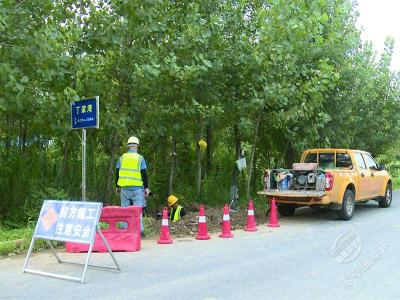 市水务集团带水施工五洪山路丁家湾主供水管道漏水