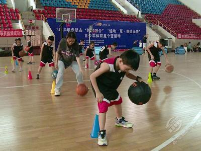 “运动一夏·潜能无限”夏令营：球场“燃”起来 少年成长正当时