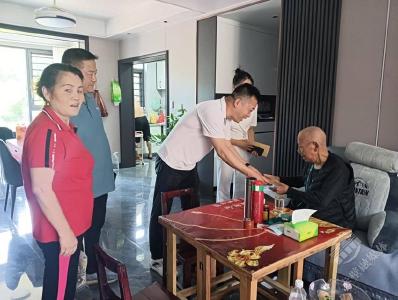 赤马港街道龙翔山社区：“七一”走访慰问 情暖党员心田