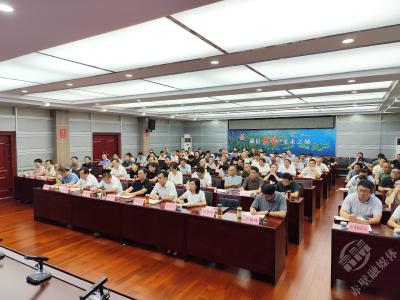 赤壁市收听收看咸宁市县处级主要领导干部大讲堂第一期 稳步推进城镇危旧房改造 加快构建房地产发展新模式