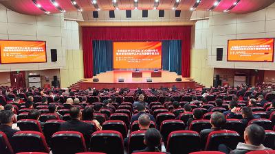 赤壁市委理论学习中心组（扩大）举行贯彻落实习近平经济思想专题报告会