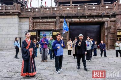 课文课本“赤壁之战”具象化了，大V荆楚行巧遇澳门研学团