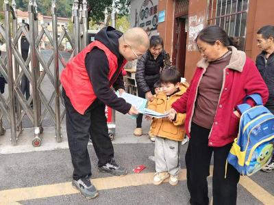 赤壁镇：护学岗变身禁毒宣传站