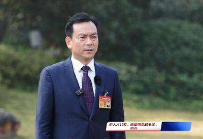 彭光平在接受省、咸宁市媒体采访时表示：舞起“龙头” 担当作为 坚决贯彻落实咸宁市两会精神