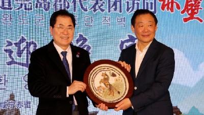 韩国全罗南道莞岛郡代表团到访赤壁 共叙友谊 深化多领域合作